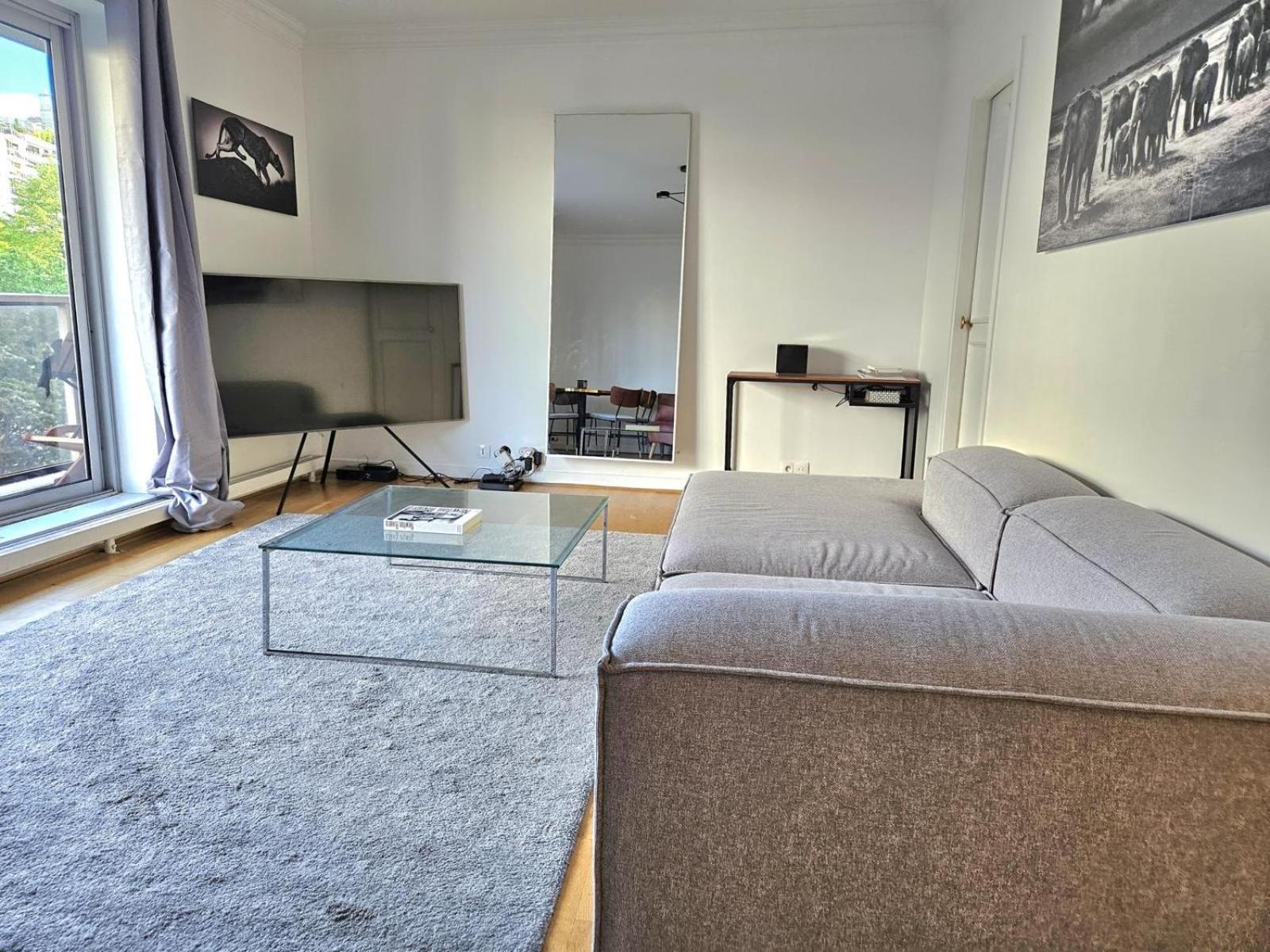 2 Bedrooms Tour Eiffel Trocadero 16 Appartement