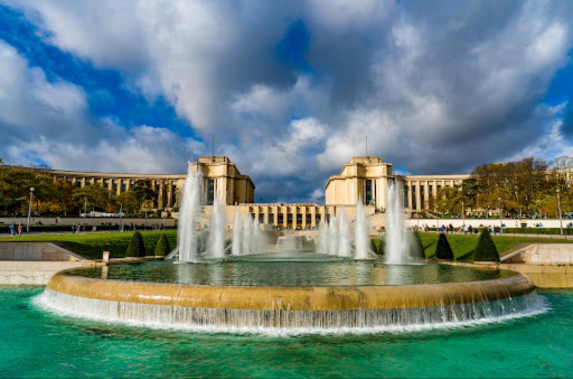 2 Bedrooms Tour Eiffel Trocadero 16 Apartment Paris