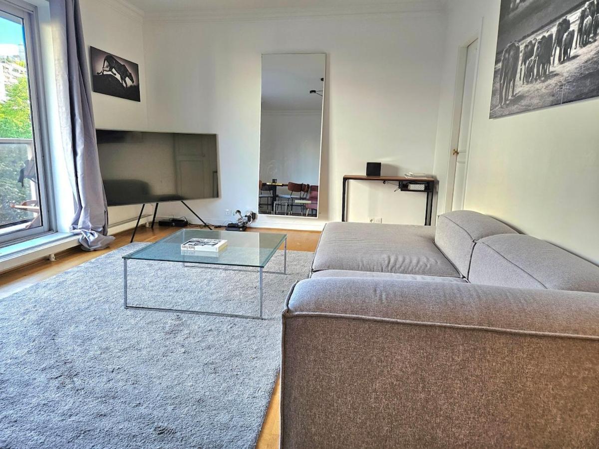 2 Bedrooms Tour Eiffel Trocadero 16 Appartement *