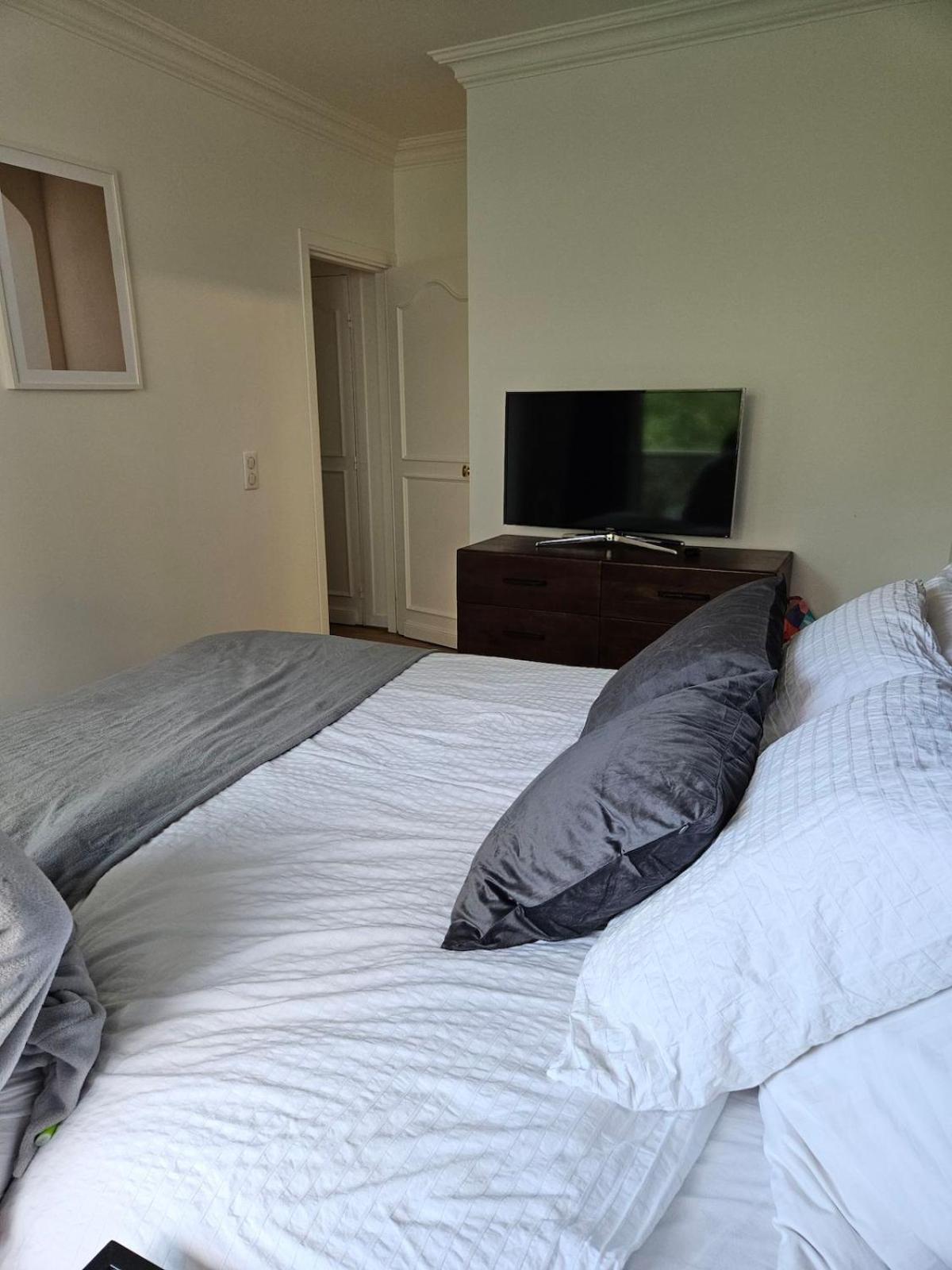2 Bedrooms Tour Eiffel Trocadero 16 Appartement *